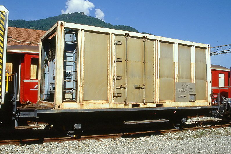 RhB - Ick-v 4511 II am 07.06.1997 in Landquart - Khlcontainerwagen 2-achsig mit 1 offenen Plattform- Baujahr 1931 - SIG - Fahrzeuggewicht 9,28t - Zuladung 10,00t - LP 8,57m - zulssige Geschwindigkeit 75 km/h. - 2=08.06.1995 - Lebenslauf: ex ChA L 161 - 1942 RhB L 6073 - 1969 Ek 6073 - 09/1989 Ick 4511 II - 1990 Ick-v 4511 II - 08/1998a - Hinweis: gendertes Fahrzeuggewicht, gescanntes Dia

