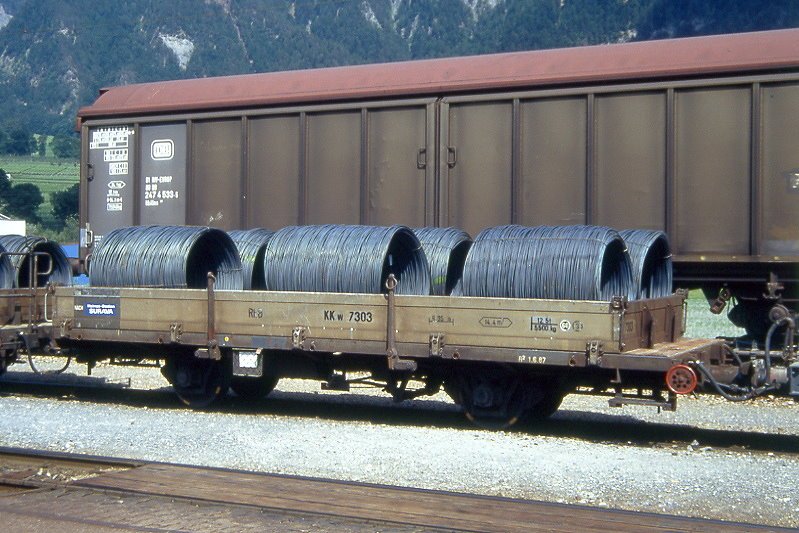 RhB - Kk-w 7303 am 07.09.1994 in Samedan - Niederbordwagen 2-achsig mit 1 offenen Plattform - Baujahr 1911 - Louv - Gewicht 5,50t - Zuladung 12,50t - LP 7,49m - zulssige Geschwindigkeit Aufkleber 60/B km/h - =01.06.1987 - Heimatstation Surava - Lebenslauf: ex M1 7303 - 1969 Kk 7303 - 1980 Kkp 7303 Kipfen - 1989 Kk-w 7303 - Hinweis: mit Kennzeichnung B fr Zugreihe im Anschriftenfeld! 
