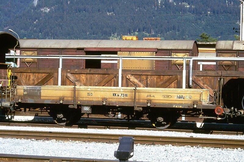 RhB - Kk-w 7316 am 01.09.1993 in Thusis - Niederbordwagen 2-achsig mit 1 offenen Plattform - Baujahr 1911 - Louv - Gewicht 5,60t - Zuladung 12,50t - LP 7,49m - zulssige Geschwindigkeit Aufkleber 60/B km/h - 2=15.07.1987 - Lebenslauf: ex M1 7316 - 1969 Kk 7316 - 1976 Kk-w 7316 - 1986 Kkp 7316 Kipfen - 1989 Kk-w 7316 - Hinweis: mit Kennzeichnung B fr Zugreihe im Anschriftenfeld! 
