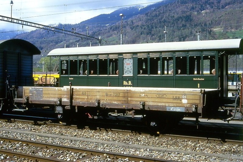 RhB - Kk-w 7317 am 25.04.1999 in Landquart - Niederbordwagen 2-achsig mit 1 offenen Plattform - Baujahr 1911 - Louv - Gewicht 5,54t - Zuladung 12,50t - LP 7,49m - zulssige Geschwindigkeit Aufkleber 60 km/h - 2=27.02.1995 - Lebenslauf: ex M1 7317 - 1969 Kk 7317 - 1976 Kk-w 7317 - 1986 Kkp 7317 Kipfen - 1989 Kk-w 7317 - 8/2003 ausr - 15.05.2006 Abbruch - Hinweis: Kennzeichnung B fr Zugreihe im Anschriftenfeld entfernt! 
