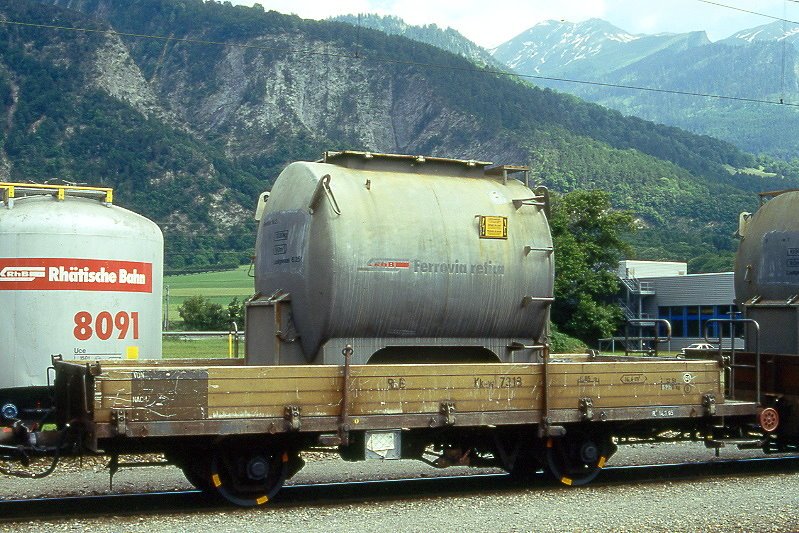RhB - Kk-w 7318 am 26.06.1995 in Untervaz - Niederbordwagen 2-achsig mit 1 offenen Plattform - Baujahr 1911 - Louv - Gewicht 5,27t - Zuladung 12,50t - LP 7,49m - zulssige Geschwindigkeit Aufkleber 60/B km/h - 2=06.07.1987 - Lebenslauf: ex M1 7318 - 1969 Kk 7318 - 1976 Kk-w 7318 - 1986 Kkp 7318 Kipfen - 1989 Kk-w 7318 - Hinweis: mit Kennzeichnung B fr Zugreihe im Anschriftenfeld! 
