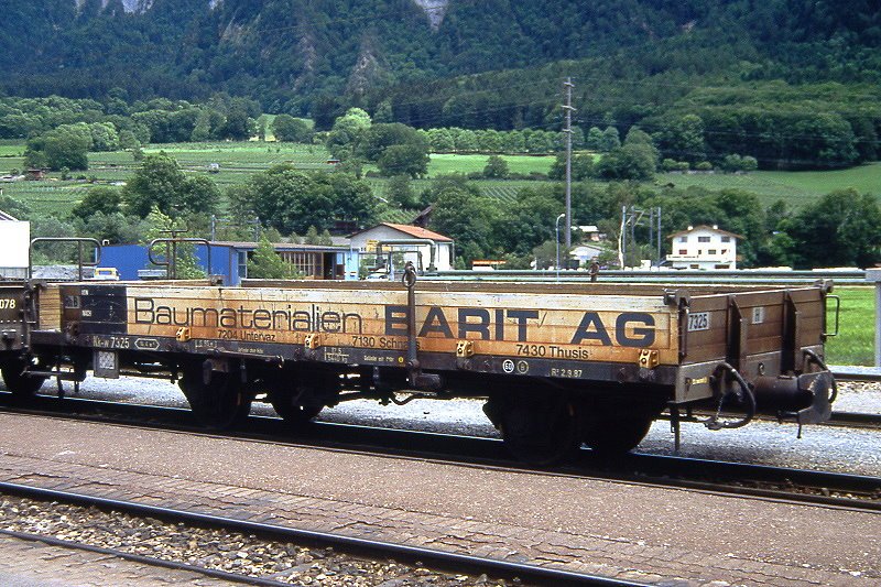 RhB - Kk-w 7325 am 01.06.1992 in Untervaz - Niederbordwagen 2-achsig mit 1 offenen Plattform - Baujahr 1911 - Louv - Gewicht 5,44t - Zuladung 12,50t - LP 7,79m - zulssige Geschwindigkeit Aufkleber 60/B km/h - 2=02.09.1987 - Werbung: BARIT AG - Lebenslauf: ex M1 7325 - 1969 Kk 7325 - 1972 Kk-w 7325 - Hinweis: mit Kennzeichnung B fr Zugreihe im Anschriftenfeld! 
