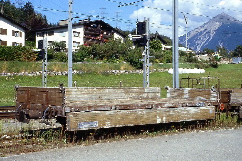 RhB - Kk-w 7377 am 18.08.2007 in Surava - Niederbordwagen 2-achsig mit 1 offenen Plattform - Baujahr 1913 - Louv - Gewicht 5,51t - Zuladung 12,50t - LP 7,79m - zulssige Geschwindigkeit Aufkleber 60/B km/h - 2=21.06.2005 - Lebenslauf: ex M1 7377 - 1969 Kk 7377 - 1970 Kk-w 7377.
