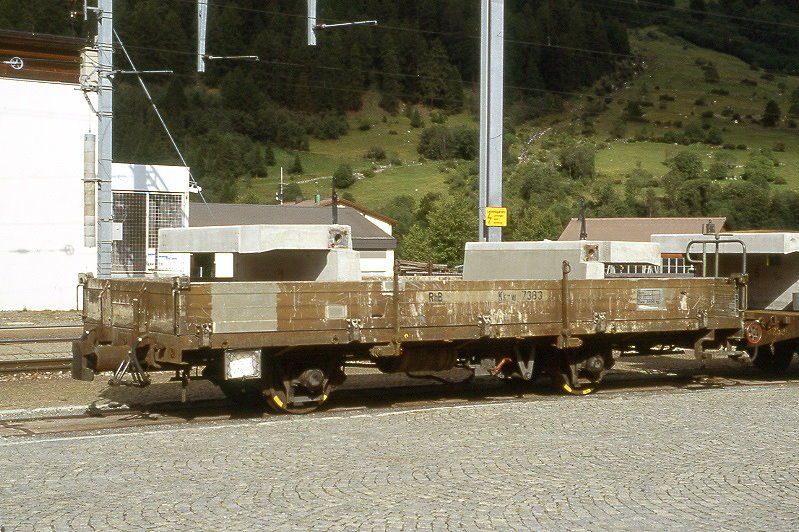 RhB - Kk-w 7383 am 01.09.2007 in Zernez - Niederbordwagen 2-achsig mit 1 offenen Plattform - Baujahr 1913 - Louv - Gewicht 5,40t - Zuladung 12,00t - LP 7,79m - zulssige Geschwindigkeit 60/R km/h - 2=03.09.2004 - Lebenslauf: ex M1 7383 - 1950 OC 8114 - 1952 M1 7383 - 1969 Kk 7383 - 1983 Kk-w 7383
