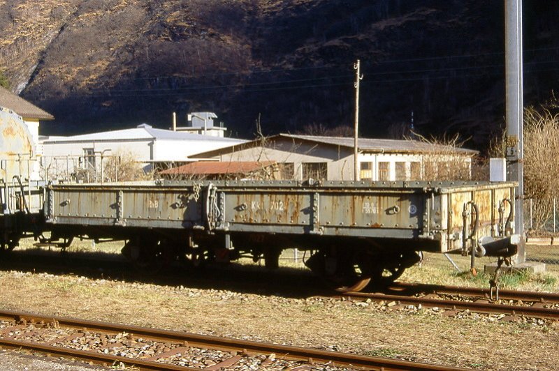 RhB - Kkl 7027 am 16.03.2000 in Grono - Niederbordwagen 2-achsig mit 1 offenen Plattform - Baujahr 1900 - VSB - Gewicht 5,57t - Zuladung 10,00t - LP 7,49m - zulssige Geschwindigkeit 55 km/h - =21.06.1991 - Lebenslauf: ex M 1157 - 1924 X 9028 I - 1955 M 7027 - 1956 auf BM - 1969 Kkl 7027 - 10/2001 Xk 9041 II - 12/2003ausr - 2004 SEFT.