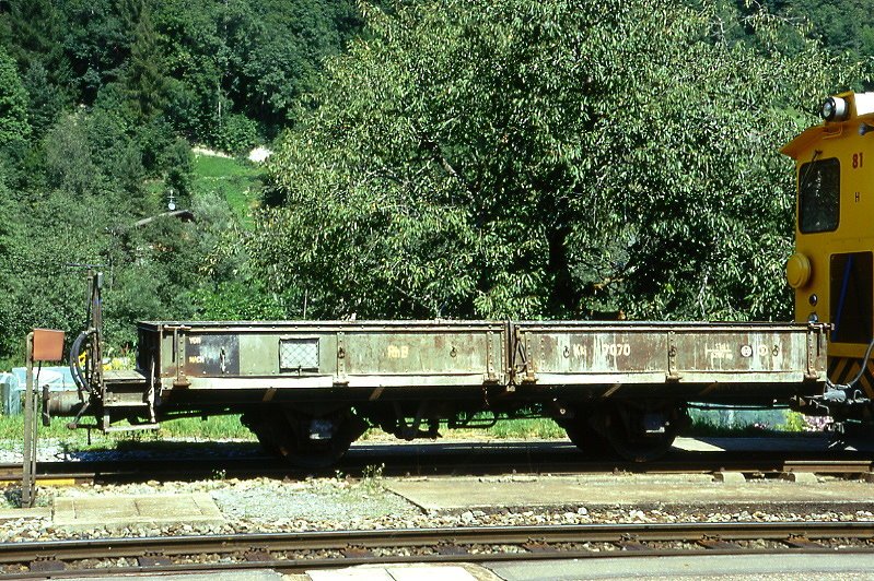 RhB - Kkl 7070 am 23.08.1997 in Ilanz - Niederbordwagen 2-achsig mit 1 offenen Plattform - Baujahr 1903 - MAN - Gewicht 5,29t - Zuladung 10,00t - LP 7,49m - zulssige Geschwindigkeit Aufkleber 60/B km/h - =04.09.1989 - Lebenslauf: ex M 1200 - 1911 M 7070 - 1969 Kkl 7070 - 05/2000 P 10059 Fa. Laich!
