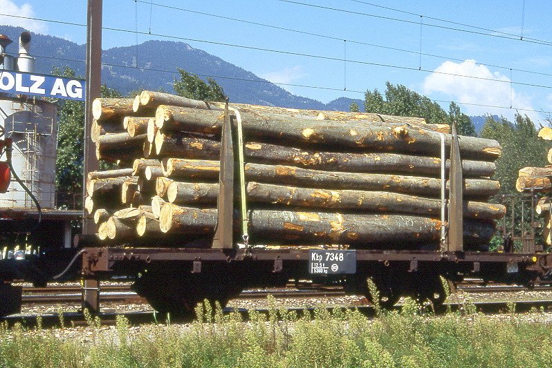 RhB - Kkp 7348 II am 06.09.1996 in Untervaz - Kipfenwagen 2-achsig mit 1 offenen Plattform - Baujahr 1913 - Rast - Gewicht 5,36t - Zuladung 12,50t - LP 7,79m - zulssige Geschwindigkeit Aufkleber 60 km/h - =17.05.1989 - Lebenslauf: ex M1 7337 I - 1969 Kk 7337 I - 1974 Kk 7348 II - 1989 Kkp 7348 II - 03/2006 Abbruch!
