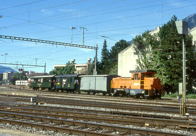 RhB Kompoberstellung des Extrazuges 3236 von Disentis nach Chur am 31.08.1997 in Chur zur Arosabahn mit Diesellok Gm 3/3 233 - Xk 9398 - D 4052I - B 2247.
