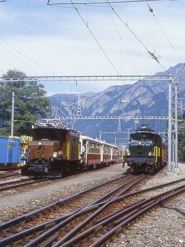 RhB Krokodil-Parallelfahrt mit Salonzug 3555 von Chur nach Domat Ems am 07.06.1997 Durchfahrt Felsberg mit E-Lok Ge 6/6 I 415 - As 1141 - As 1143 - As 1142 und Historischer Extrazug 33057mit MECH E-Lok Be 6/8 13302 - Dr 10112 - C4 5301 - B4 5466 - B4 5560. Hinweis: Parallelfahrt RHTIAFEST, gescanntes Dia
