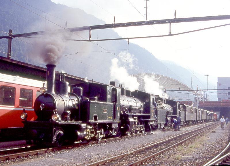 RhB Kursbuch-Dampfzug 6766 von Disentis nach Landquart vom 27.08.1995 in Chur mit Dampflok-Dreifachbespannung G 3/4 1 - G 4/5 108 - G 4/5 107 - B 2247 - D 4052I - B 2246 - A 1102 - B 2060 - B 2245 - B 2218 - B 2217. Hinweis: Aufnahme im Gegenlicht.

