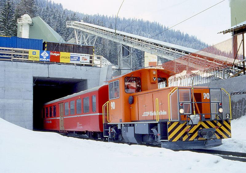RhB Kurswagen-Extrazug von Schnellzug 45 von Landqart nach Davos-Platz mit Kurswagenlauf von Landquart nach Selfranga fr Verein Rollmaterialverzeichnis der Schweiz mit Diesel-Traktor Tmf 2/2 90 - B 2323 von Klosters nach Selfranga vom 30.03.1996, hier Fotohalt Sdportal des Zugwaldtunnels. Hinweis: Dies war der 1. Personenzug, der Selfranga erreichte. 