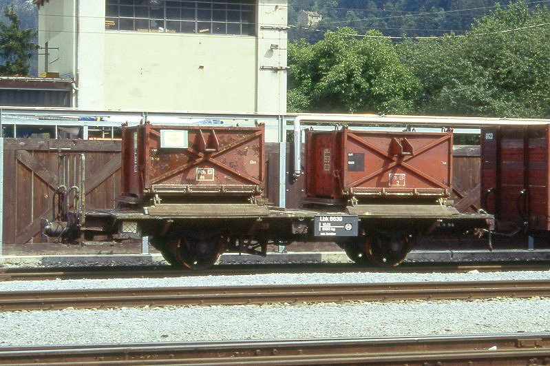 RhB - Lbk 8639 am 19.08.1995 in Thusis - Kies- und Sandbehlter-Tragwagen 2-achsig mit 1 offenen Plattform - Baujahr 1897 - Louv - Gewicht 6,18t mit Behlter - Zuladung 10,00t - LP 7,50m - zulssige Geschwindigkeit Aufkleber 60 km/h - =08.09.1994 - Lebenslauf: ex K 85 - 1899 K 675 - 1911 K 5275 - 1965a - 1966 Osk 8639 - 1969 Lk 8639 - 05/1996 verkauft an DFB X 2939 - 11/2003 Ug fr Xc 9411 - gescanntes Dia
