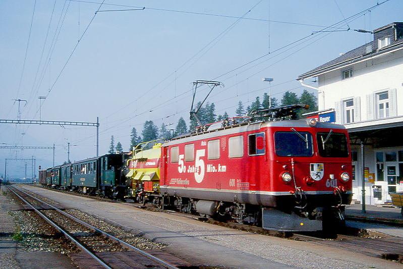 RhB Lsch- und Dampf-GmP 3534 von Samedan nach Landquart am 27.08.2000 in Bever mit E-Lok Ge 4/4I 601 - Xk 9049II - G 3/4 1 - B 2246 - D 4052II - B 2060 - C 2012 - Gbkv 5565 - Gbkv 5575. Hinweis: Lschzugvorspann wegen Albulatunnel bis Preda, gescanntes Dia
