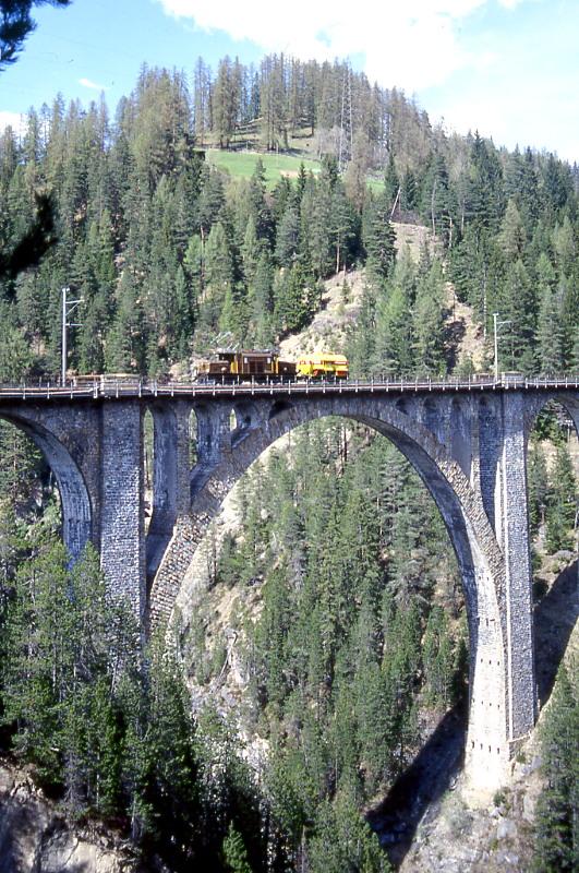 RhB Lschzug 9153 von Davos-Platz nach Filisur vom 09.05.1999 auf Wiesener Viadukt mit E-Lok Ge 6/6I 414 - Xk 9049II.

