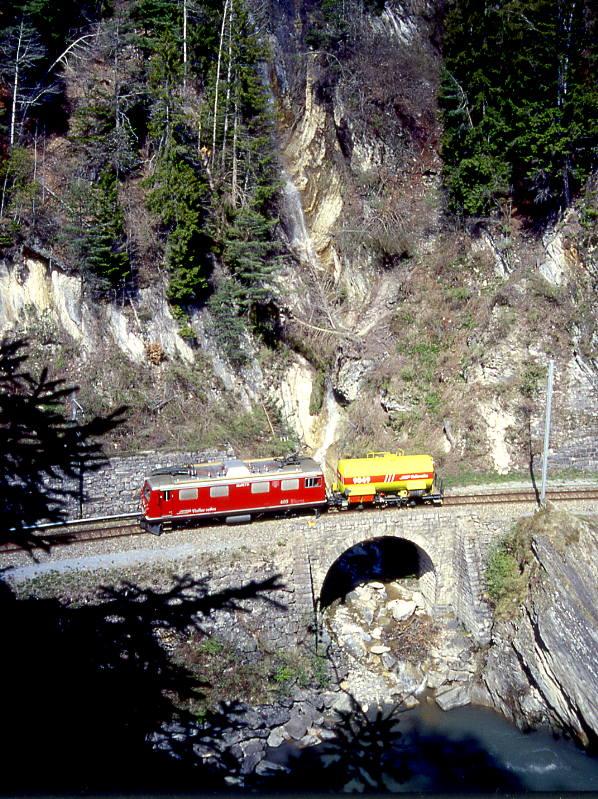 RhB LSCHZUG 9239 von Landquart nach Disentis am 25.04.1999 in der Vorderrheinschlucht bei der Hochwassermarke zwischen Reichenau und Trin mit E-Lok Ge 4/4I 609 - Xk 9049. Hinweis: Teleaufnahme ber den Vorderrhein.
