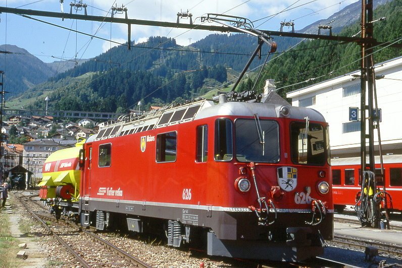 RhB Lschzug 9262 von Disentis nach Landquart am 29.08.1998 in Disentis mit E-Lok Ge 4/4 II 626 - Xk 9049. Hinweis: Lok noch vor Umbau mit runde Scheinwerfer, gescanntes Dia
