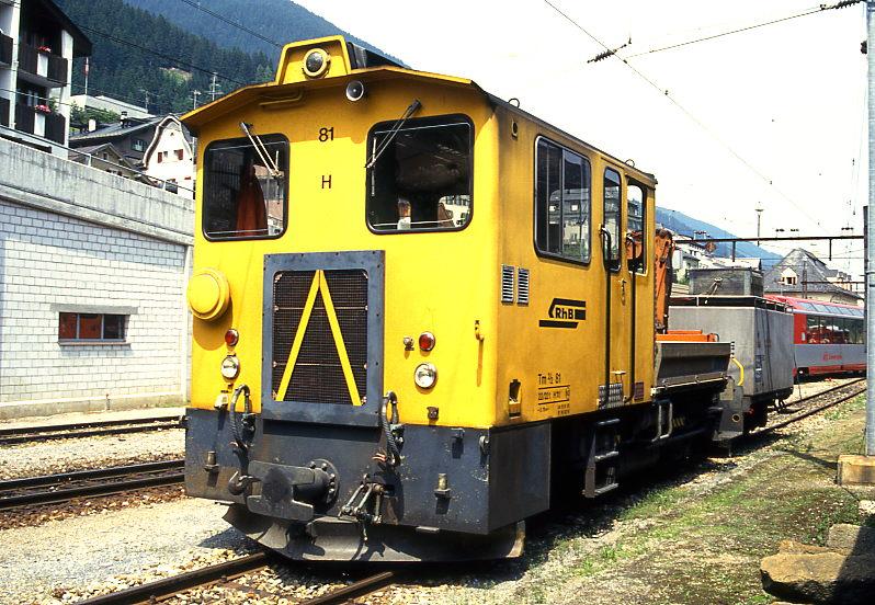 RhB LSCHZUG 9735 von Reichenau nach Disentis am 25.06.1994 in Disentis mit Diesel-Traktor Tm 2/2 81 - X 9048. Hinweis: Traktor noch mit alter Lackierung.

