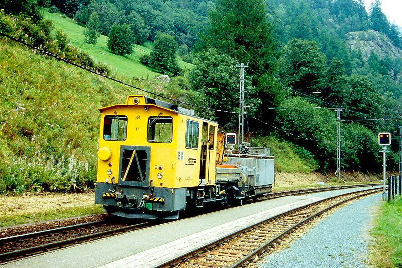 RhB LSCHZUG 9742 von Susch nach St.Moritz am 31.08.1996 in Susch mit Traktor Tm 2/2 84 - X 9048.
