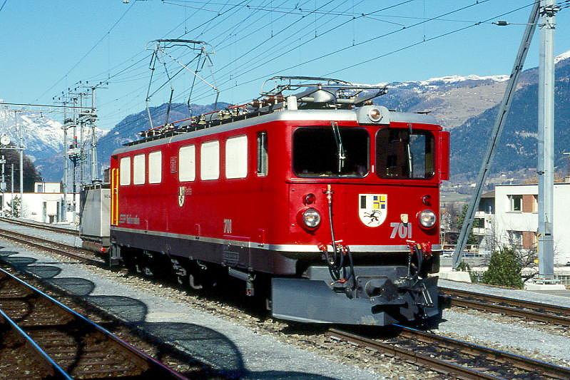 RhB Lschzug 9833 von Landquart nach Thusis am 20.02.1998 in Thusis mit E-Lok Ge 6/6II 701 - X k 9048. Hinweis: gescanntes Dia
