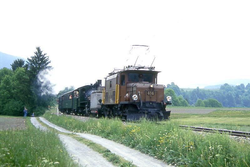 RhB LSCHZUG und DAMPFZUG fr GRAUBNDEN TOURS 3239 von Reichenau nach Ilanz am 23.05.1998 bei Castrisch mit E-Lok Ge 6/6I 414 - X 9048 und Dampflok G 4/5 107 - B 2245 - D 4052I - B 2060 - A 1102
