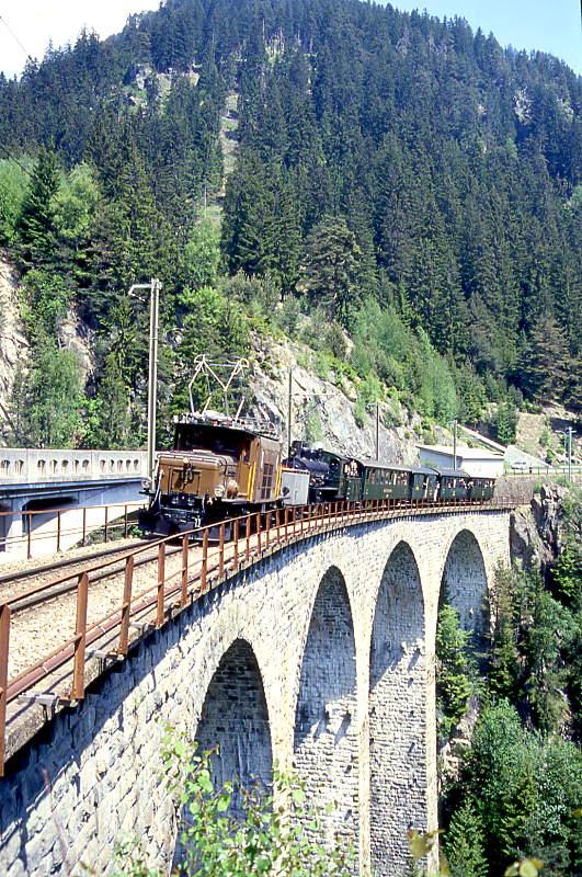 RhB LSCHZUG und DAMPFZUG fr GRAUBNDEN TOURS 3239 von Sumvitg nach Disentis am 23.05.1998 auf Val Russein-Viadukt mit E-Lok Ge 6/6I 414 - X 9048 und Dampflok G 4/5 107 - B 2245 - D 4052I - B 2060 - A 1102
