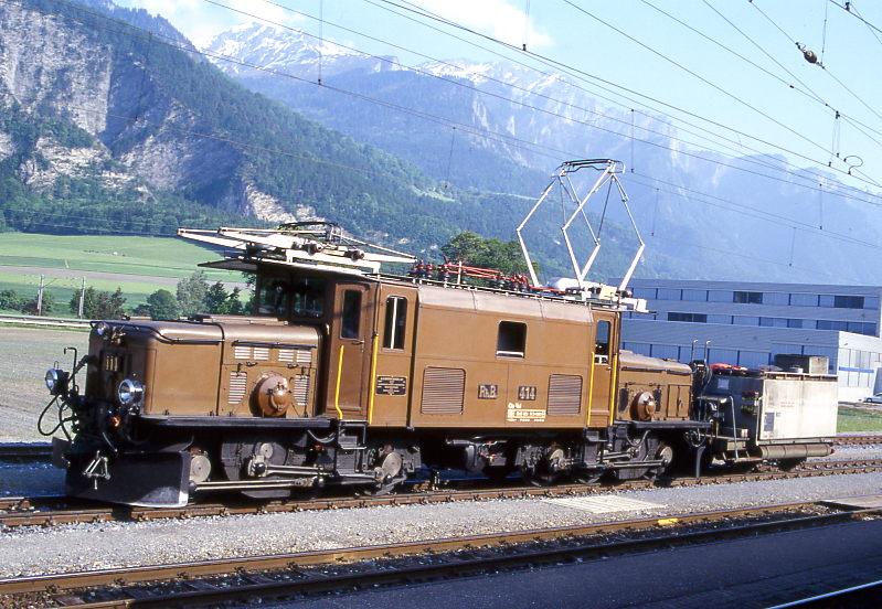 RhB Lschzug fr GRAUBNDEN TOURS 9262 von Disentis nach Landquart vom 23.05.1998 in Untervaz mit E-Lok Ge 6/6I 414 - X 9048. Hinweis: der Lschwagen ist seit 1999 ein Wasserwagen der Firma Mller.