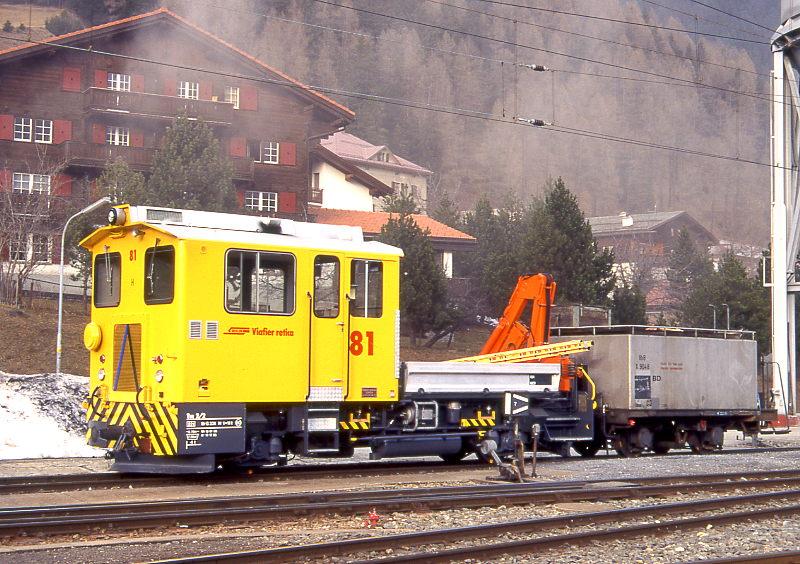 RhB LSCHZUG fr GRAUBNDEN TOURS 9239 von Reichenau nach Disentis am 26.01.1995 in Disentis mit Baudienst-Traktor Tm 2/2 81 - X 9048. Hinweis: X 9048 ist seit 1999 Wasserwagen der Fa.Mller

