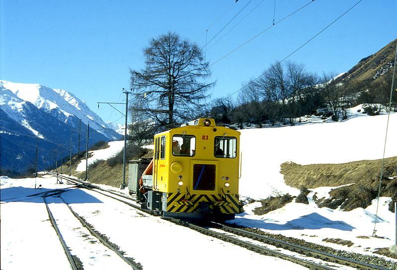 RhB LSCHZUG fr GRAUBNDEN TOURS 9723 von St.Moritz nach Scuol am 02.03.1997 Einfahrt Scuol mit Traktor Tm 2/2 83 - X 9048.
