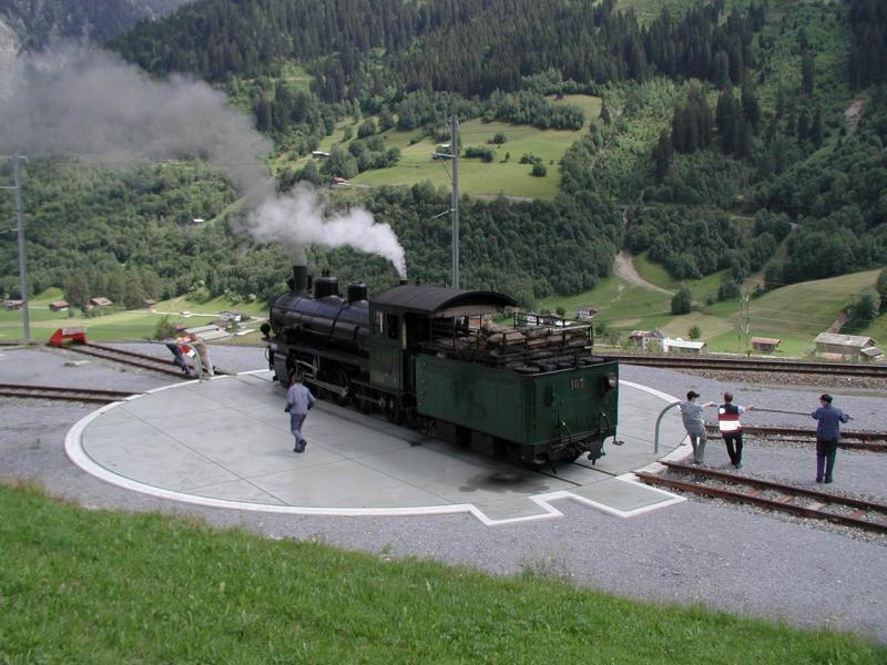 RhB Lok 107 auf der neuen Drehscheibe (Einweihung am 11.Mai 2003)in Sumvitg/Cumpadials am 28.06.04
