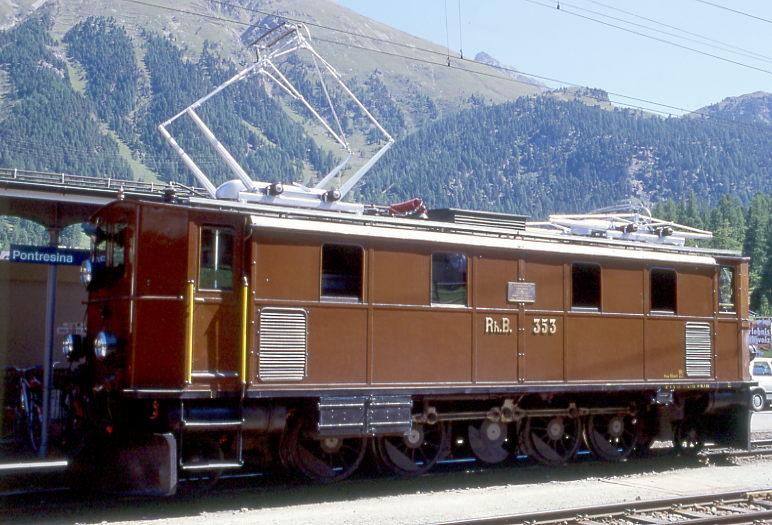 RhB Lok-Extrazug 9354 von Pontresina nach Samedan am 28.08.1998 in Pontresina mit E-Lok Ge 4/6 353.
