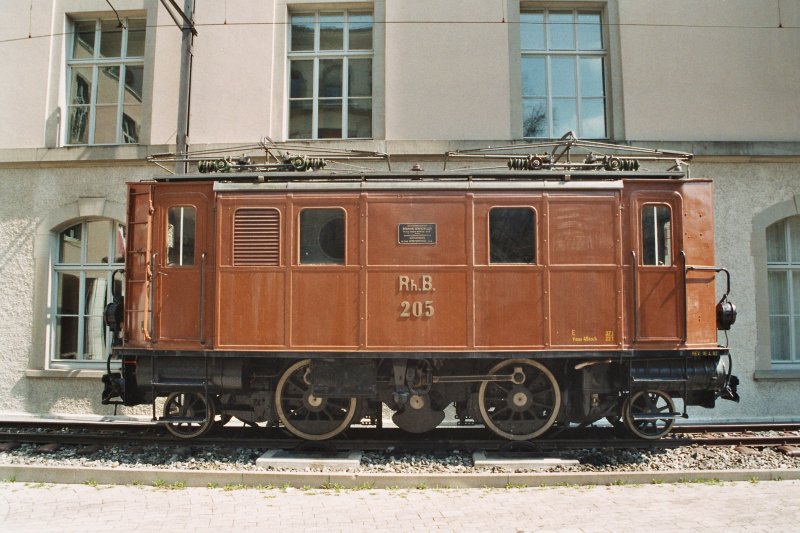 RhB-Lok Ge 2/4 Nr. 205, Baujahr 1913, aufgestellt seit 1974 vor dem Technikum Winterthur, aufgenommen am 30. Juni 2006. Diese weltweit einzige Lokomotive mit noch funktionierendem Repulsionsmotor System BBC-Deri soll noch in diesem Jahr nach Graubnden zurckkehren und in der Remise in Filisur abgestellt werden, bis sie im zuknftigen Bergner Bahnmuseum ausgestellt werden kann. Bei der Revision im Jahre 1992 wurden leider die typischen Bahnrumer weggelassen. Ausserdem wurden die unteren Stirnlampen historisch unkorrekt ca. 15 cm hher angebracht, obwohl die Heizsteckdosen immer noch am alten Ort montiert sind. (Bei den Loks 221 und 222 bedingten die versetzten Heizsteckdosen eine hhere Montage der Stirnlampen). Meiner Meinung gehrt sich  Face-Lifting  bei Museumsloks eigentlich nicht!