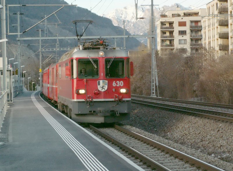 RhB Lokalzug bei der Einfahrt in den neuen Haltepunkt Chur-Wiesental am 26.01.08