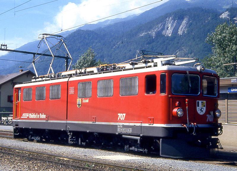 RhB Lokzug 7834 von Chur nach Landquart vom 06.09.1994 in Untervaz, E-Lok Ge 6/6II 707. Hinweis: Lok hat noch Scherenpantograf!