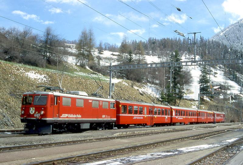 RhB NEUPENDEL-Regionalzug 144 von Filisur nach Davos Platz am 11.04.1998 in Filisur mit E-Lok Ge 4/4I 609 - B 2339 - B 2332 - AB 1518 - BDt 1721. Hinweis: Bahnanlagen sind inzwischen umgebaut!
