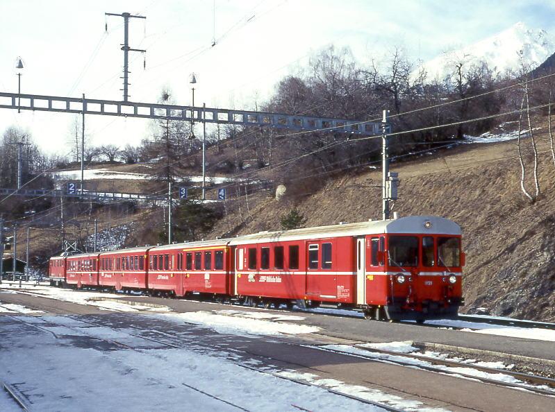 RhB NEUPENDEL-Regionalzug 145 von Davos Platz nach Filisur am 02.03.1998 in Filisur mit Steuerwagen BDt 1721 - AB 1516 - B 2337 - B 2338 - Ge 4/4I 607. Hinweis: Bahnanlagen sind inzwischen umgebaut!
