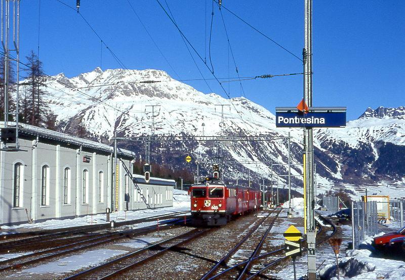 RhB NEUPENDELZUG 313 von Samedan nach Pontresina am 28.02.1998 Einfahrt Pontresina mit E-Lok Ge 4/4UI 605 - AB 1518 - B 2333 - BDt 1731. Hinweis: rechts ist das Minerallladegleis.
