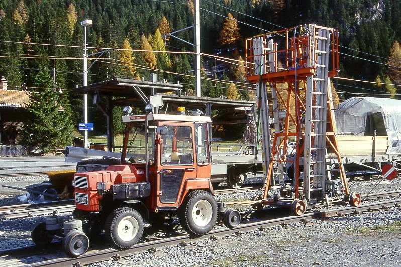 RhB - Oberleitungsbauzug FURRER + FREY am 23.10.1998 in Preda mit Hako-Zweiwegfahrzeug BE-212669 - OL-Rollwagen - Hinweis: gescanntes Dia
