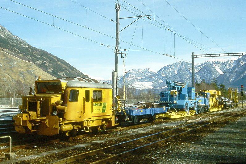 RhB - OL-Bauzug 1 + 2 BENKLER am 28.02.1997 in Felsberg mit Diesel-Traktor tmr 10 - SBB/Brnig S 9912, dahinter Dieseltraktor Tm 2/2 P 31261 - PUa 280 - Xak 9009 - Hinweis: gescanntes Dia
