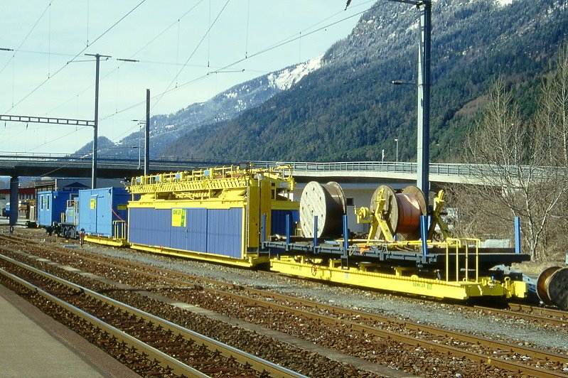 RhB - OL-Bauzug 3 BENKLER am 28.02.1997 in Felsberg mit SBB/Brnig P 9906 -Diesel-Traktor Tm 2/2 P 23968 - PUa 279 - PUa 263 - PUa 281, Rckansicht - Hinweis: gescanntes Dia
