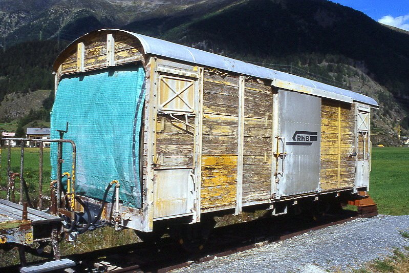 RhB - P 10056 am 22.08.2007 in Zernez - gedeckter privater Gterwagen 2-achsig mit 1 offenen Plattform - Baujahr 1900 - VSB - Gewicht 7,20t - Zuladung 12,50t - LP 8,50m - zulssige Geschwindigkeit 60 km/h - Lebenslauf: ex K 685 - 1911 K1 5285 - 1951 K1 5701 - 1969 Gbk 5701 - 1988 Xk 9098 II - 05/2000 P 10056 Fa. Laich
