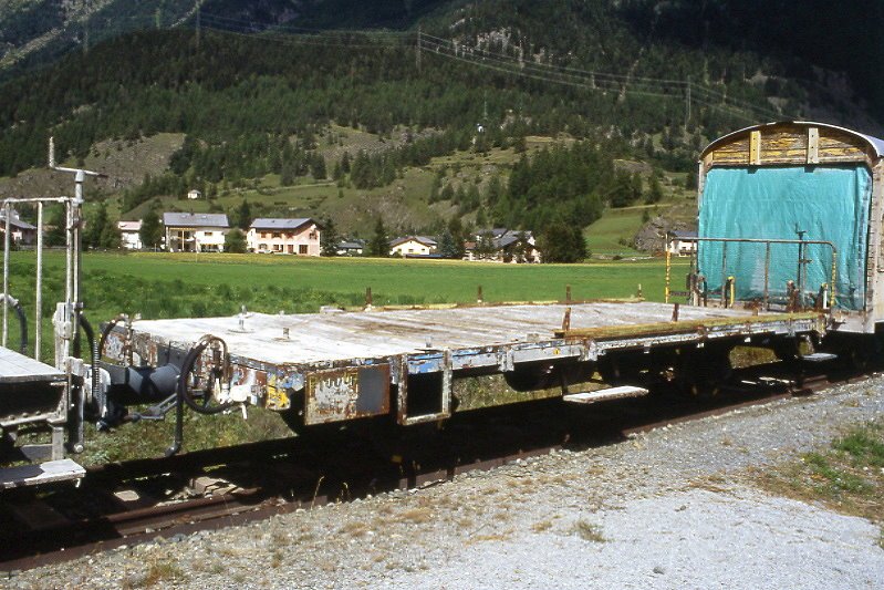 RhB - P 10057 am 22.08.2007 in Zernez - privater Niederbordwagen 2-achsig mit 1 offenen Plattform - Baujahr 1903 - MAN - Gewicht 5,14t - Zuladung 10,00t - LP 7,49m - zulssige Geschwindigkeit Aufkleber 60 km/h - Lebenslauf: ex M 1176 - 1911 M 7046 - 1969 Kkl 7046 - 05/2000 P 10057 Fa. Laich.
