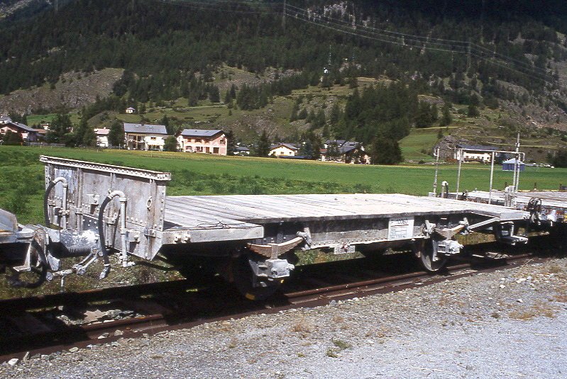 RhB - P 10060 am 22.08.2007 in Zernez - privater Flachwagen 2-achsig mit 1 offenen Plattform - Baujahr 1906 - Staud - Gewicht 7,70t - Zuladung 7,50t - LP 7,49m - zulssige Geschwindigkeit 60 km/h - 2=29.06.2004 - Lebenslauf: ex M 1218 - 1911 M 7088 - 1969 Kkl 7088 - 05/2000 P 10060 Fa. Laich.
