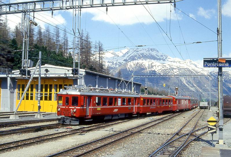 RhB PENDELZUG 325 von Samedan nach Pontresina mit BERNINA-EXPRESS B (Winter)-Kompo von Chur nach Tirano am 10.05.1995 Einfahrt Pontresina mit Triebwagen ABe 4/4 502 - AB 1515 - BDt 1722 - B 2494 - A 1273 - B 2496. Hinweis: 502er inzwischen Abbruch!
