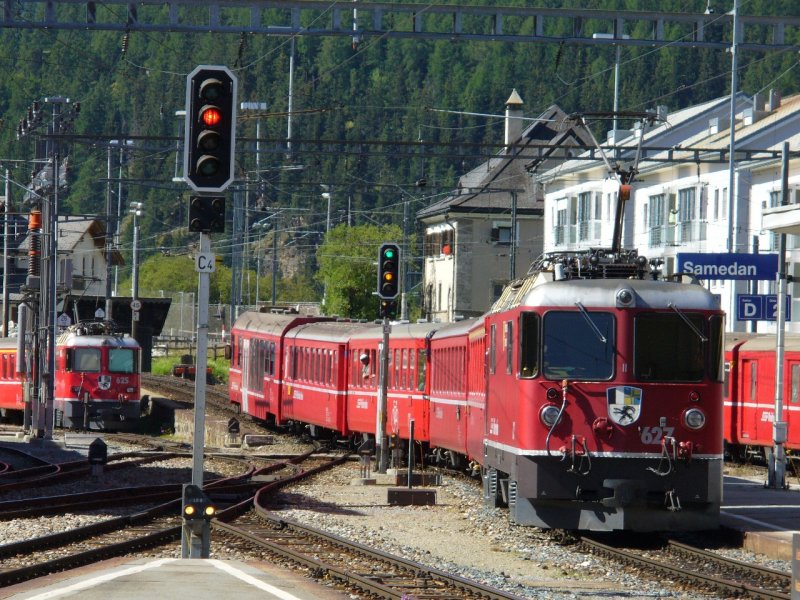 RhB - Pendelzug von  Scuol - Tarasp nach St.Moritz bei der Ausfahrt aus dem Bahnhof von Samedan am 25.08.2007