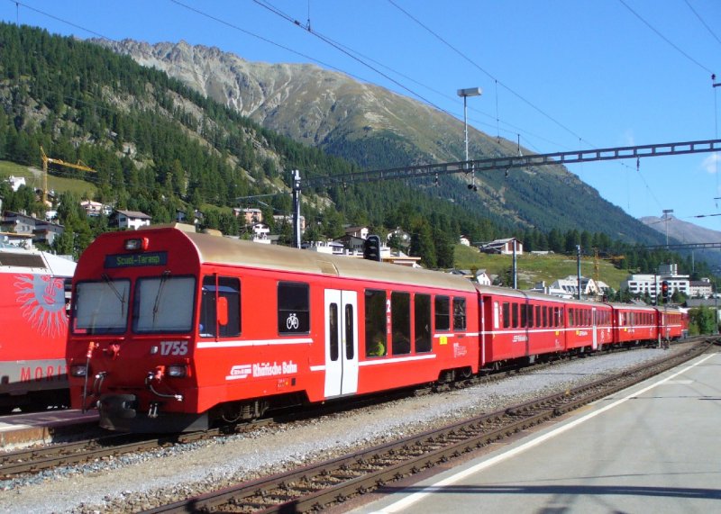 RhB - Pendelzug von St.Moritz nach Scuol - Tarasp bei der Ausfahrt aus dem Bahnhof von Samedan am 25.08.2007