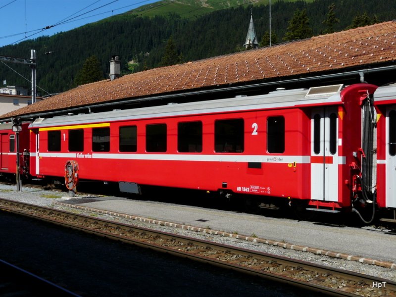 RhB - Personenwagen 1+2 Kl. AB 1562 im Bahnhof von Davos am 26.07.2009