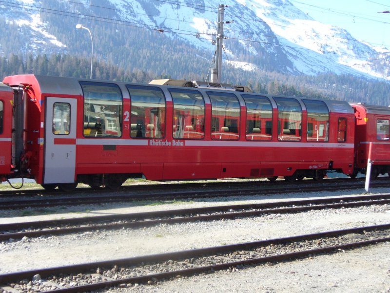 RhB - Personenwagen 2 Kl. Bp  2504  Abgestellt im Bahnhofsareal von St.Mortiz am 20.04.2007