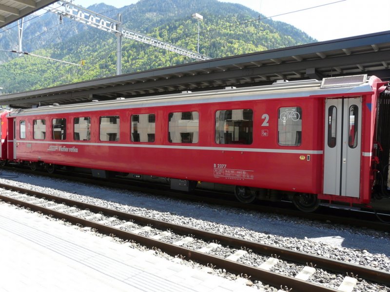 RhB - Personenwagen 2 Kl. B 2377 im Bahnhof von Chur am 07.05.2009