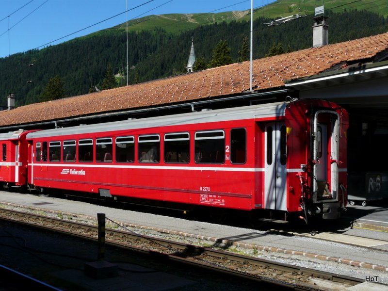 RhB - Personenwagen 2 Kl. B 2270 im Bahnhof von Davos am 26.07.2009