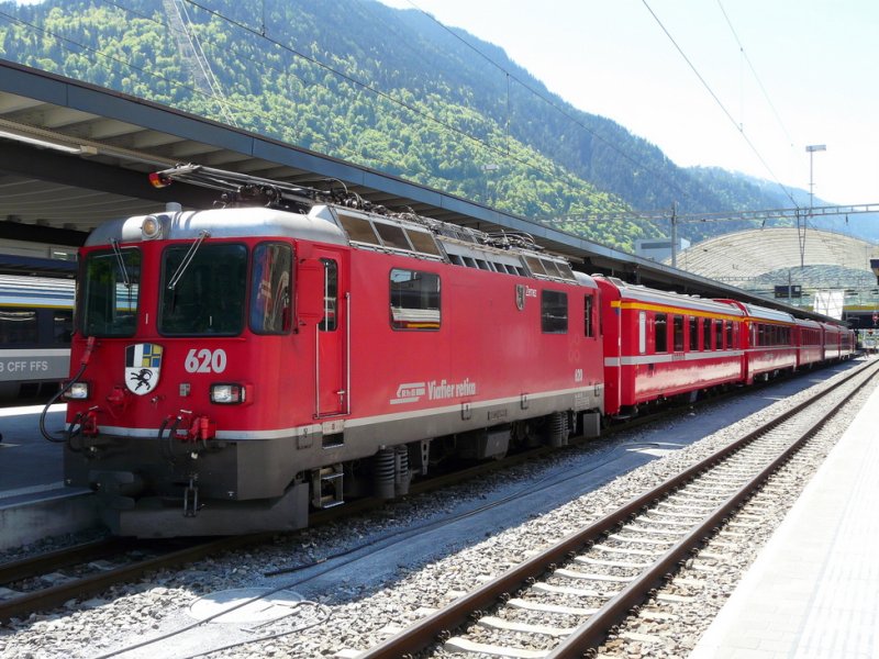 RhB - Personenzugmit der Lok Ge 4/4 620 im Bahnhof von Chur am 07.05.2009